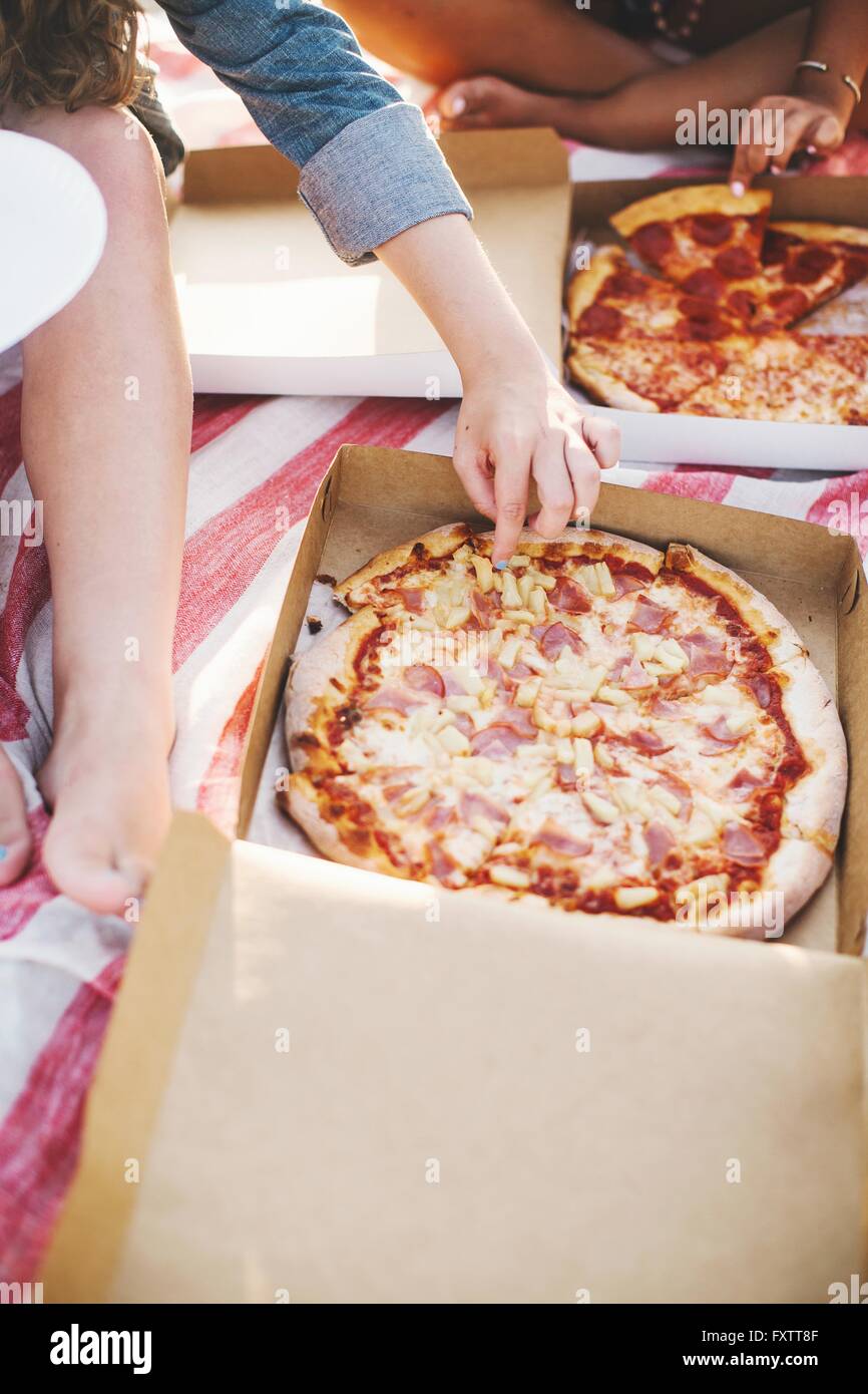 Ansicht von Freunden teilen eine Pizza abgeschnitten Stockfoto