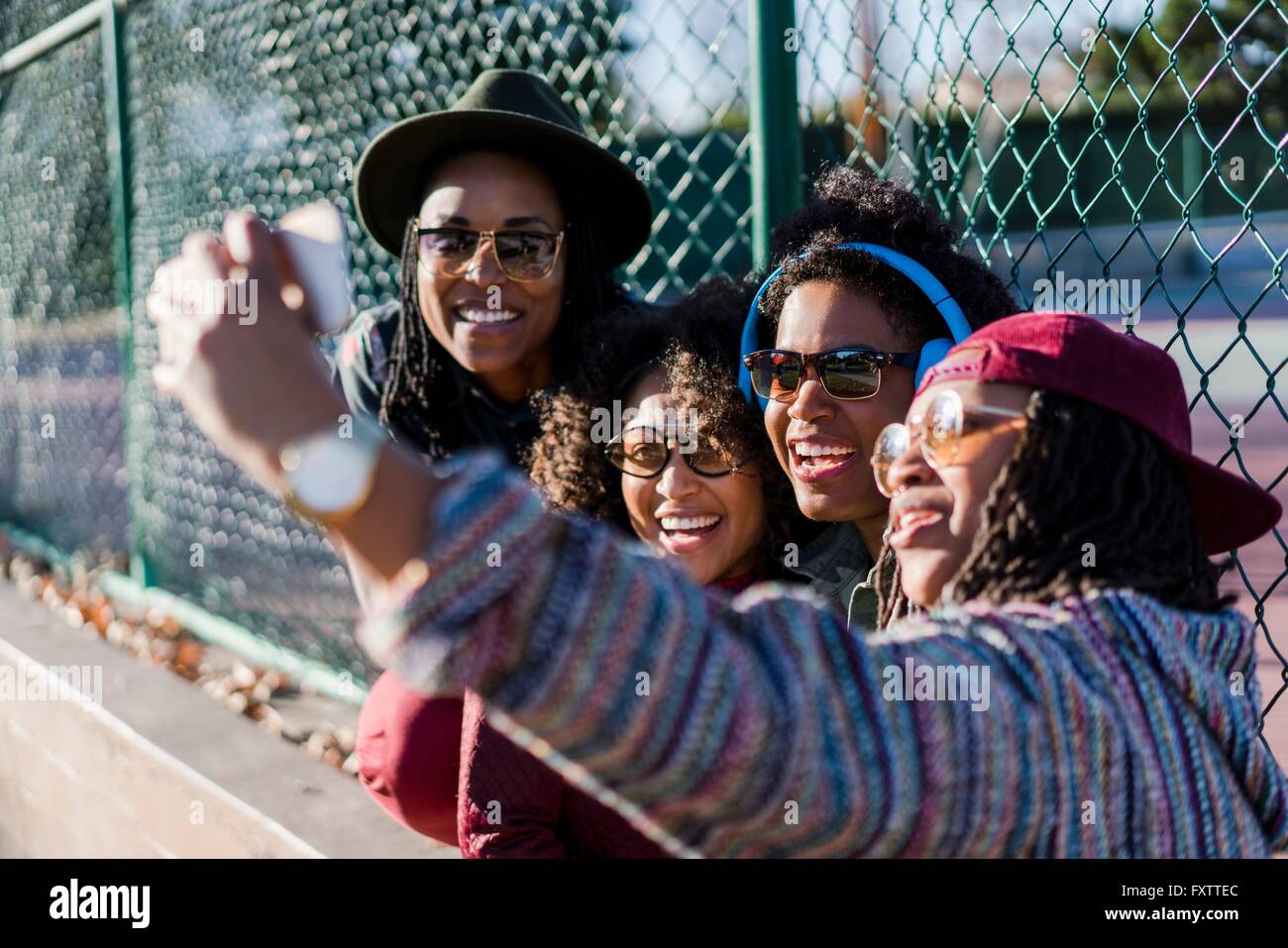 Gruppe von Freundinnen unter Selbstporträt mit smartphone Stockfoto