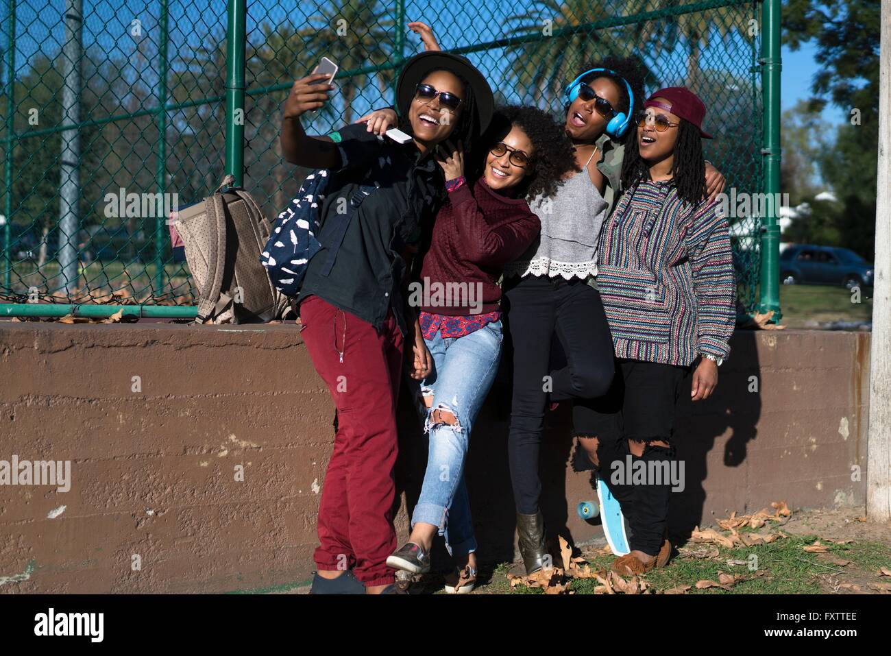 Gruppe von Freundinnen im Park, wobei Selbstbildnis, mit smartphone Stockfoto