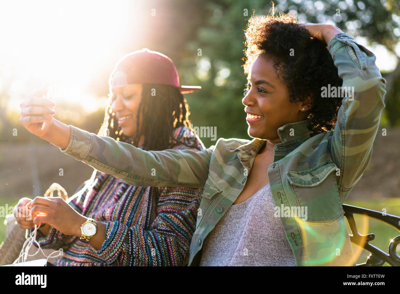 Entspannen im Park, Frau Selbstporträt mit Smartphone unter Freundinnen Stockfoto