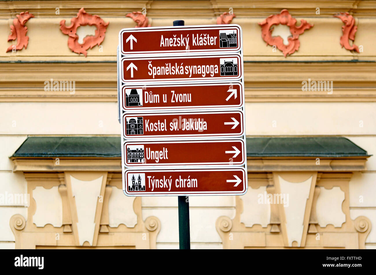 Prag, Tschechische Republik. Staromestske Namesti / Old Town Square. Wegweiser zu den touristischen Attraktionen (St. Agnes Convent;... Stockfoto
