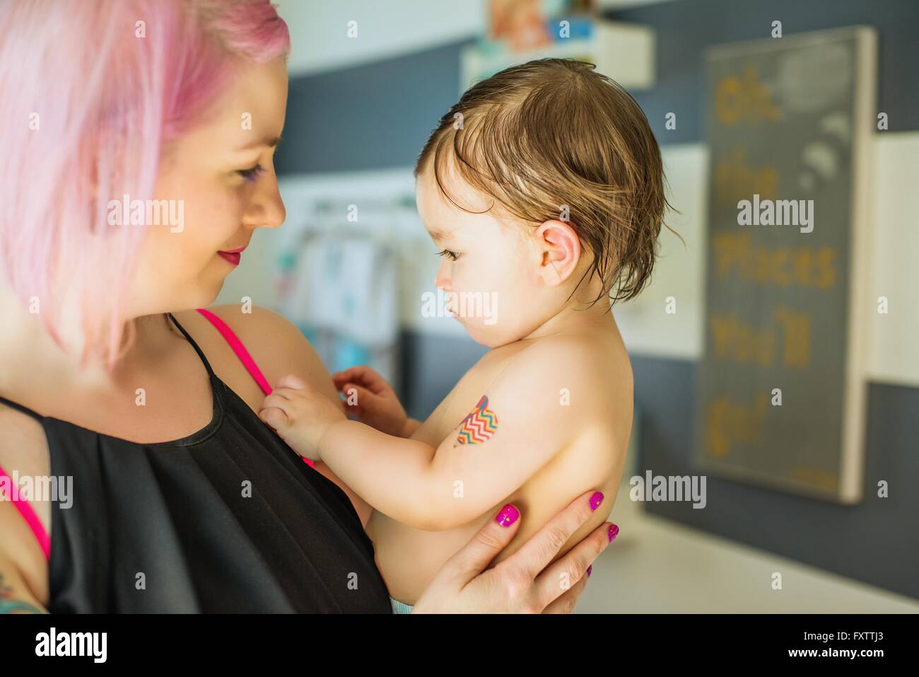 Porträt der jungen Frau mit rosa Haaren und Baby Sohn Stockfoto