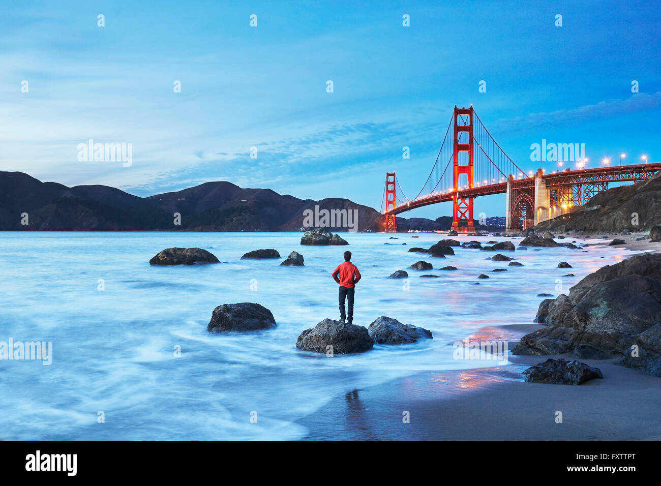 Golden Gate Bridge nach Einbruch der Dunkelheit, San Francisco, Kalifornien Stockfoto