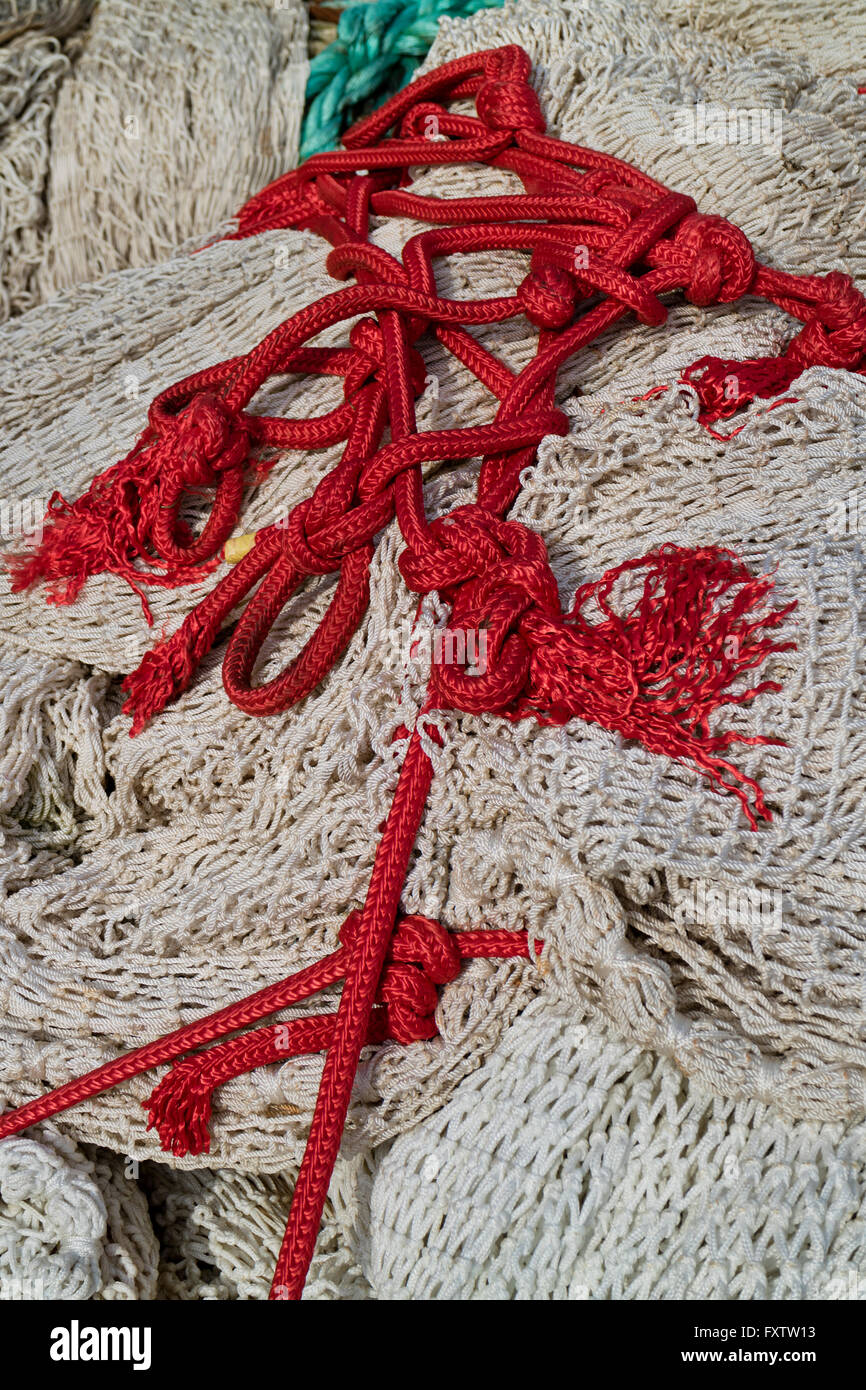 Haufen von Fischernetzen und rote Akkord Stockfoto