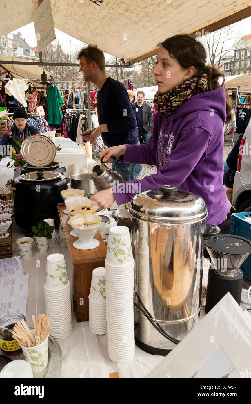 Verkauf von frischen heißen Kaffee auf dem Markt in Amsterdam, Holland Stockfoto