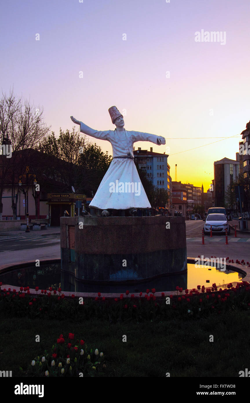 Istanbul, Türkei - 10. April 2016: Derwisch Statue auf den Stadt-Sonnenuntergang in Kütahya, Türkei Stockfoto