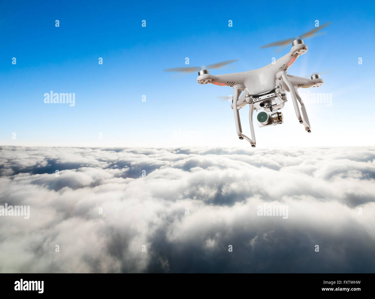 Drone für industrielle Werke über Wolken fliegen. Konzept der Pottential Gefahr einer Flugzeug-Kollision Stockfoto