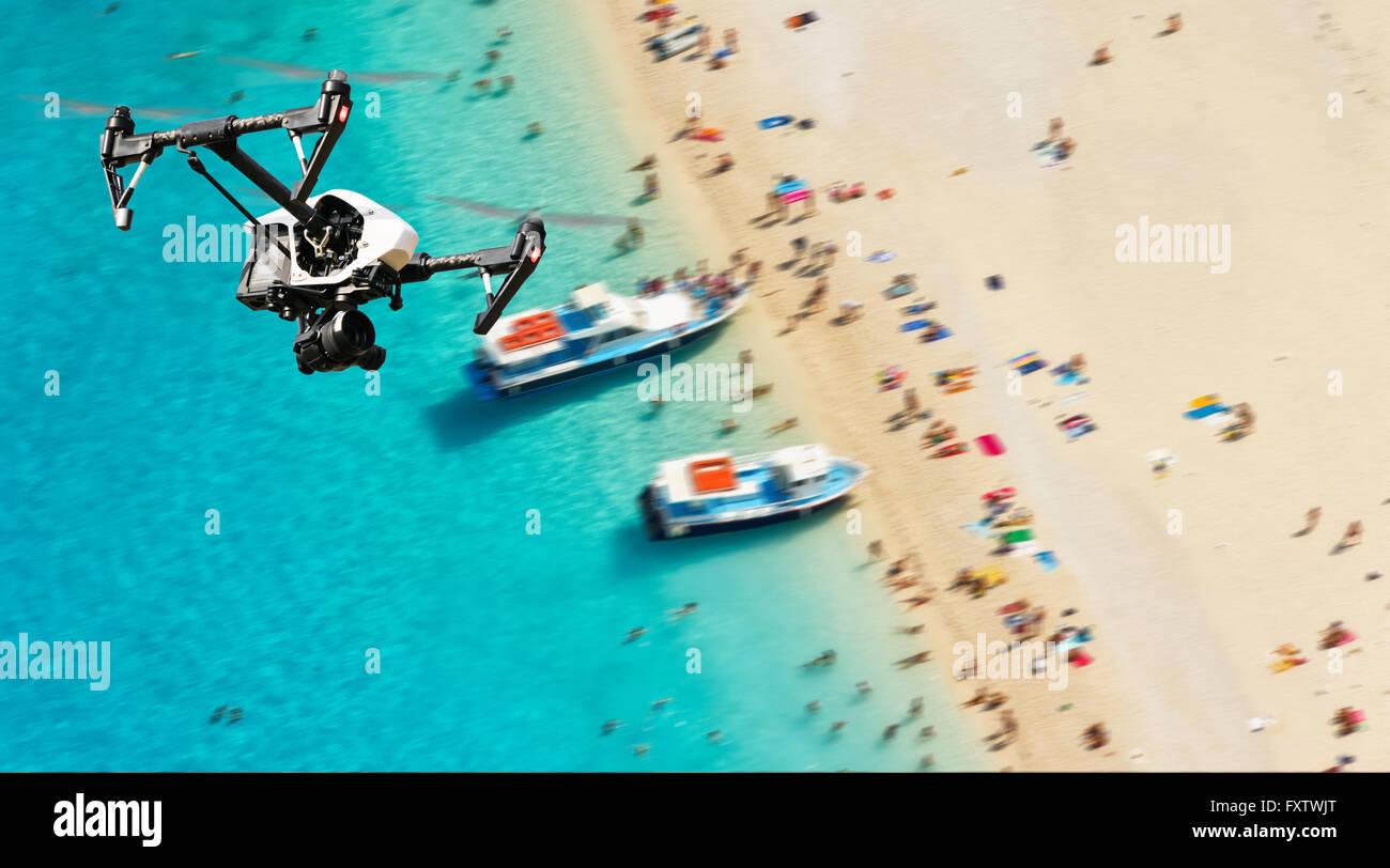 Drone für industrielle Werke über Strand fliegen. Konzept der Pottential Gefahr einer Flugzeug-Kollision Stockfoto