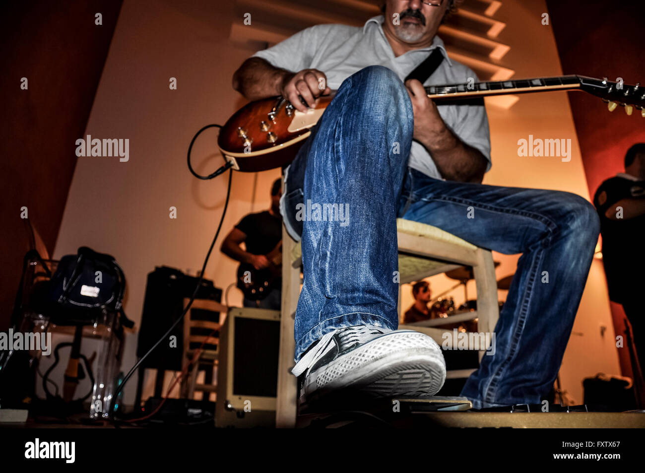 Man spielt e-Gitarre in einem Musikstudio Stockfoto