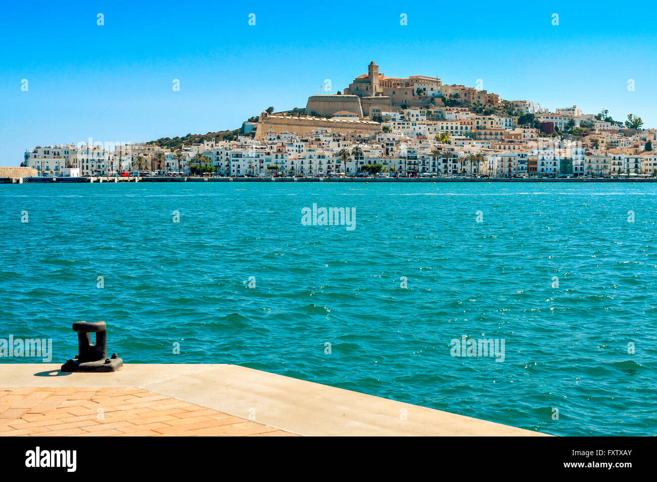 eine leere festmachen und das Mittelmeer, mit Sa Penya und Dalt Vila Bezirken, die Altstadt von Ibiza, im Hintergrund Stockfoto
