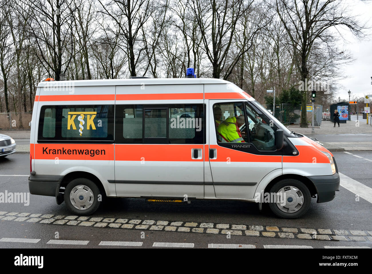 Krankenwagen bewegt sich zum Bereich der Reichstag am 23. Dezember 2014 in Berlin, Deutschland Stockfoto