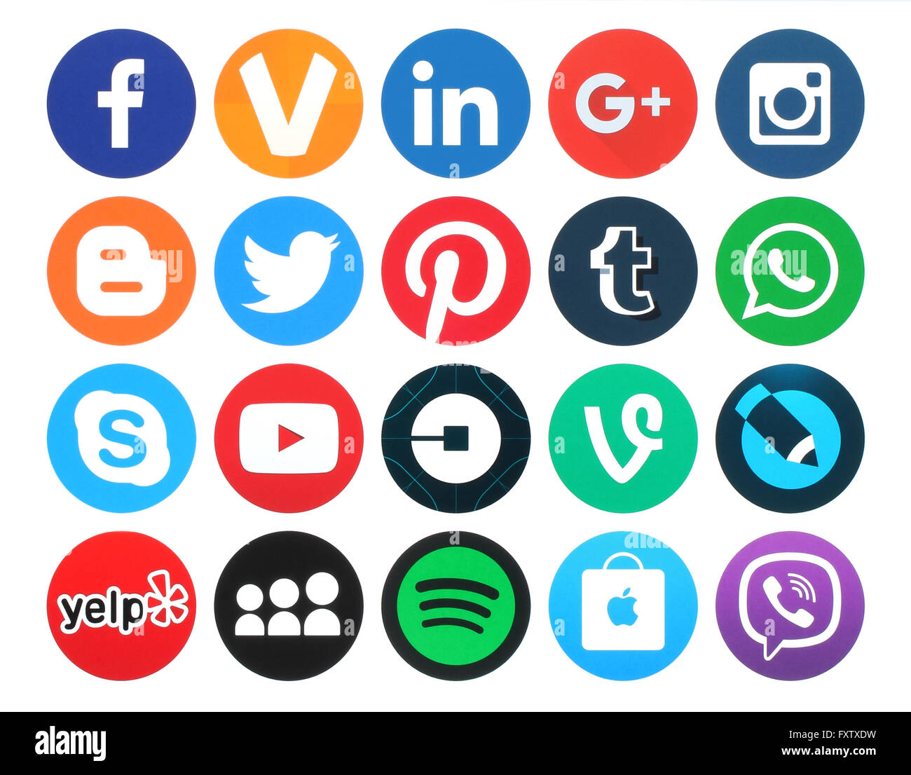 Kiew, Ukraine - 18. März 2016: Sammlung von beliebten 20 Runden social-Media Logos gedruckt auf Papier: Facebook, Twitter, Google Stockfoto