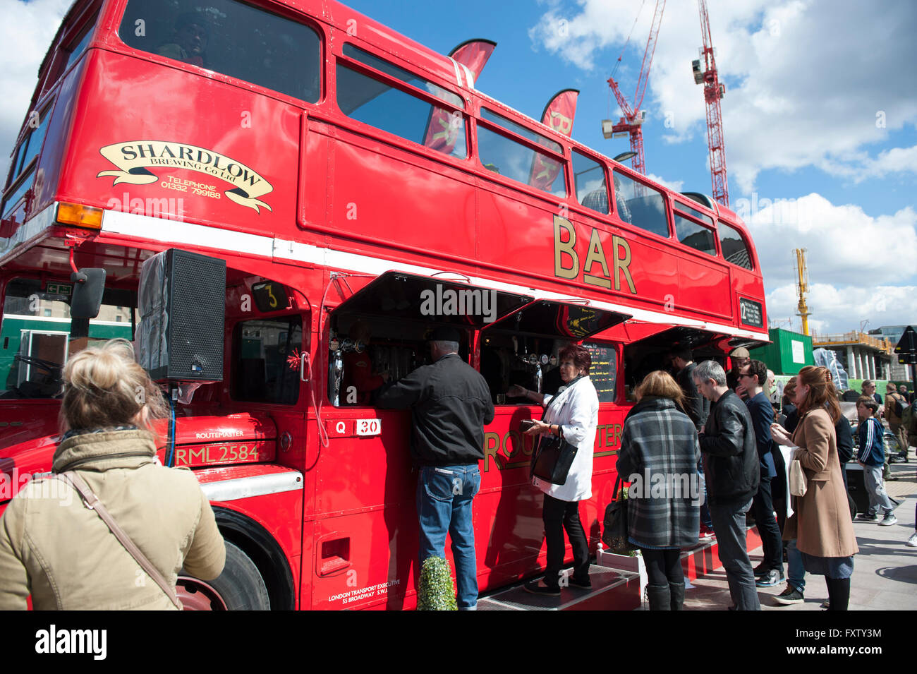 Ein Routemaster rot Bus Doppeldecker als eine Bar im klassischen Flohmarkt in Cubitt Square, Kings Cross in London Stockfoto