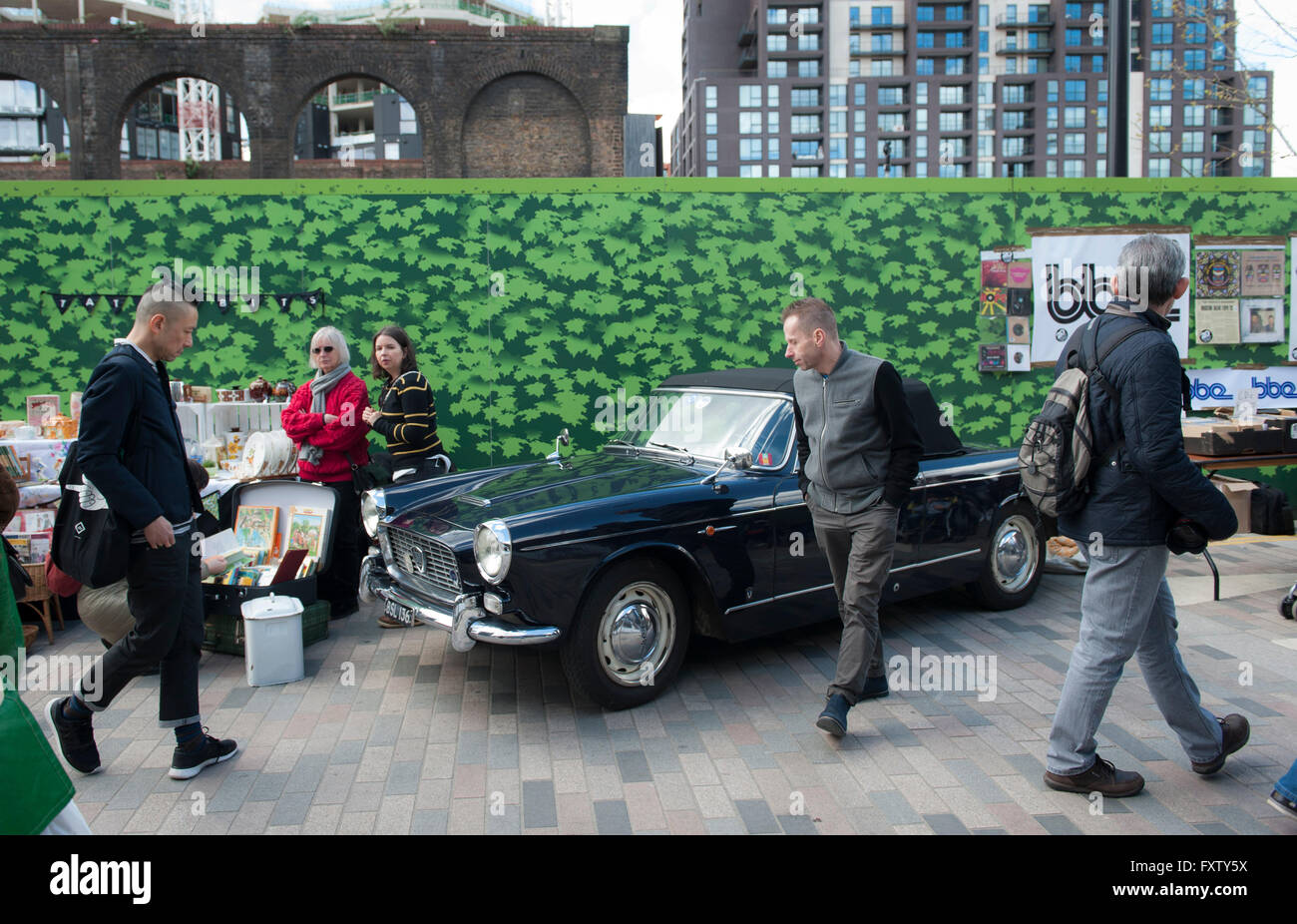 Eine alte schwarze Oldtimer am Classic Car Boot Sale Cubitt Square, Kings Cross in London Stockfoto