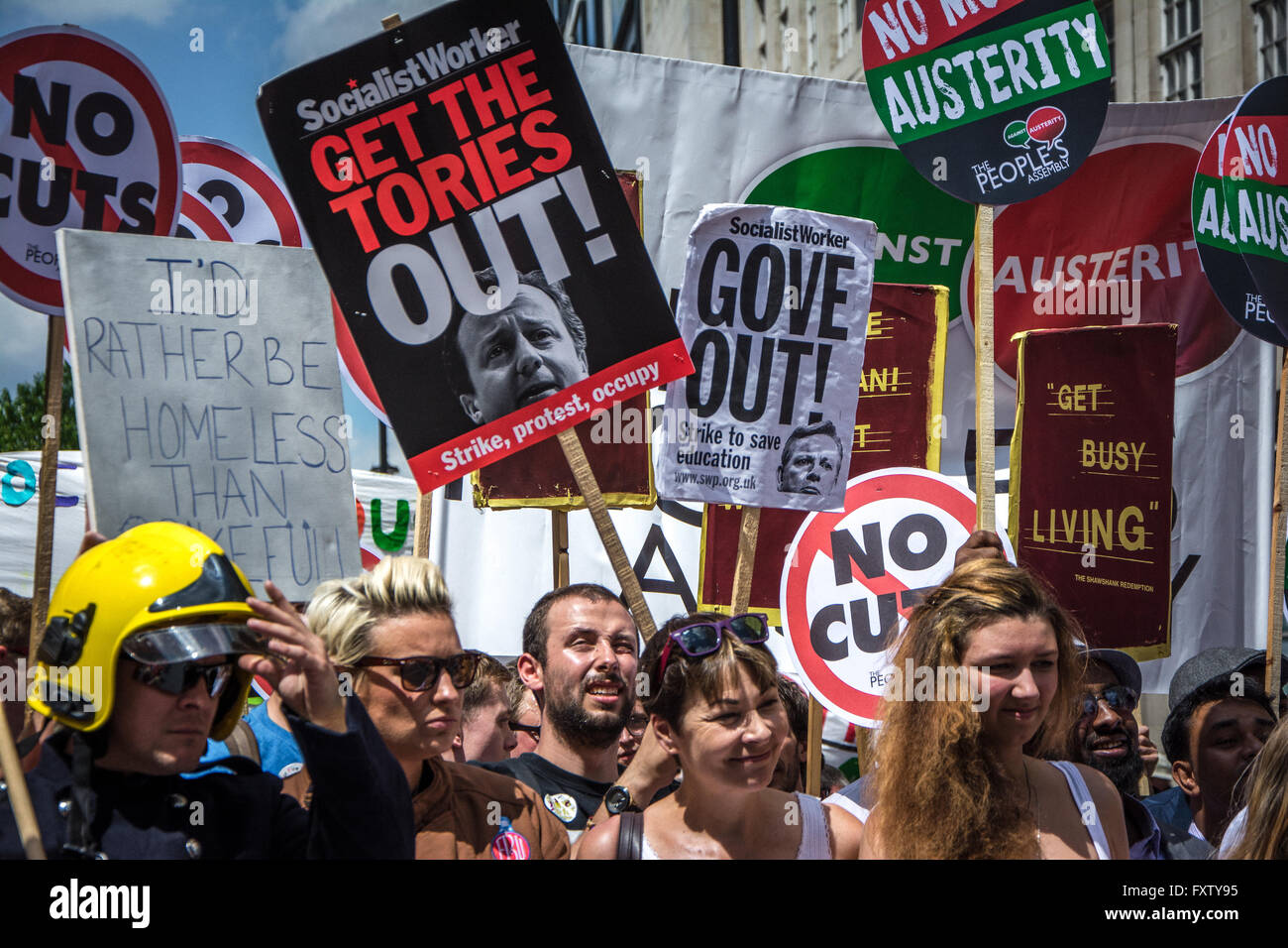 Caroline Lucas MP bei Volksversammlung März / rally "No mehr Sparmaßnahmen" 21. Juni 2014 London Stockfoto