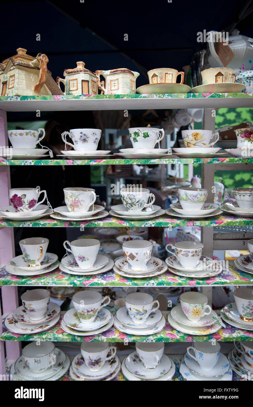 Ein Stall Teetassen am Classic Car Boot Sale Cubitt Square, Kings Cross in London anzeigen Stockfoto