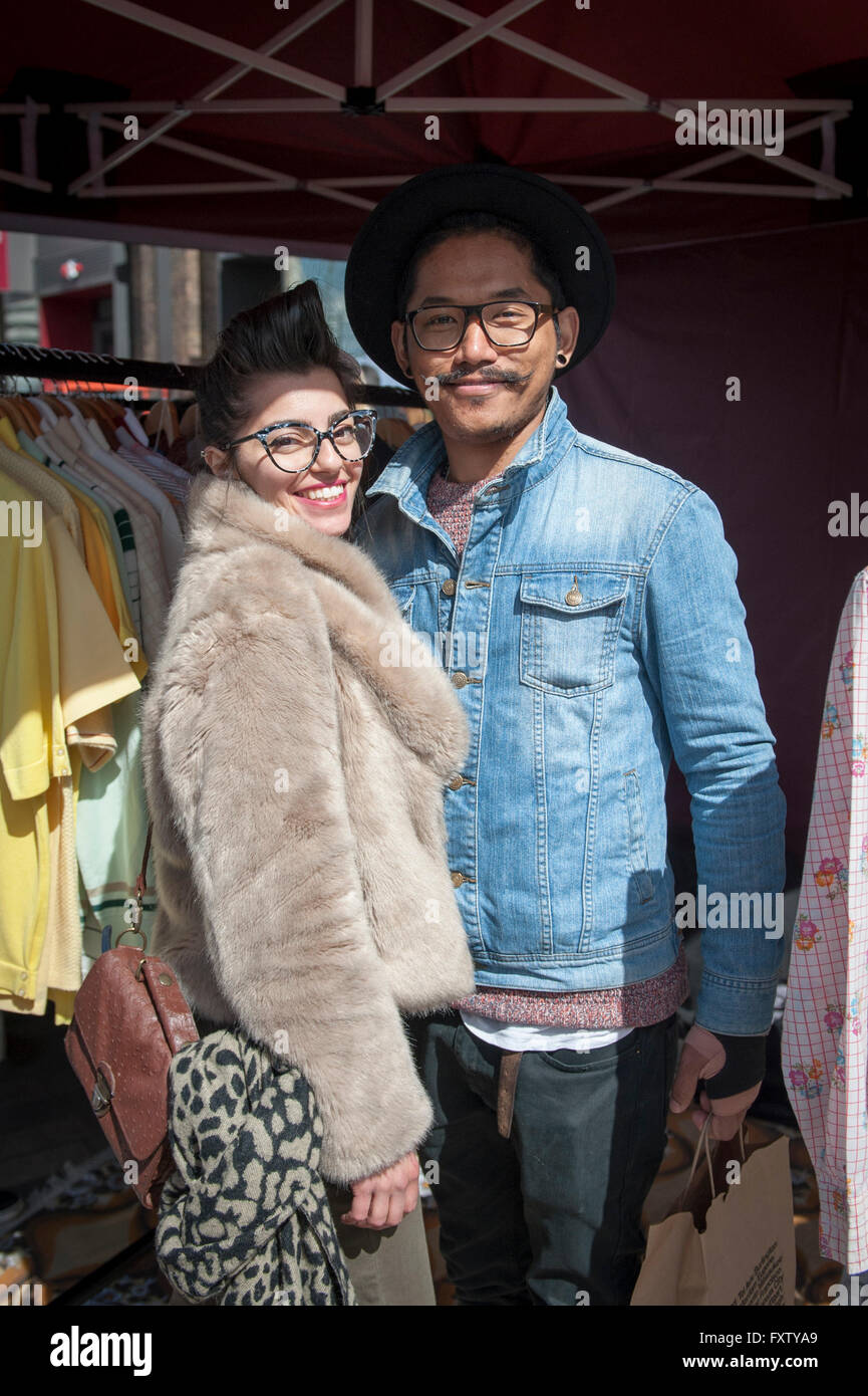 Fabelhafte Paar gekleidet in ihre eigene Version des Vintage Outfit am Classic Car Boot Sale in Kings Cross in London Stockfoto