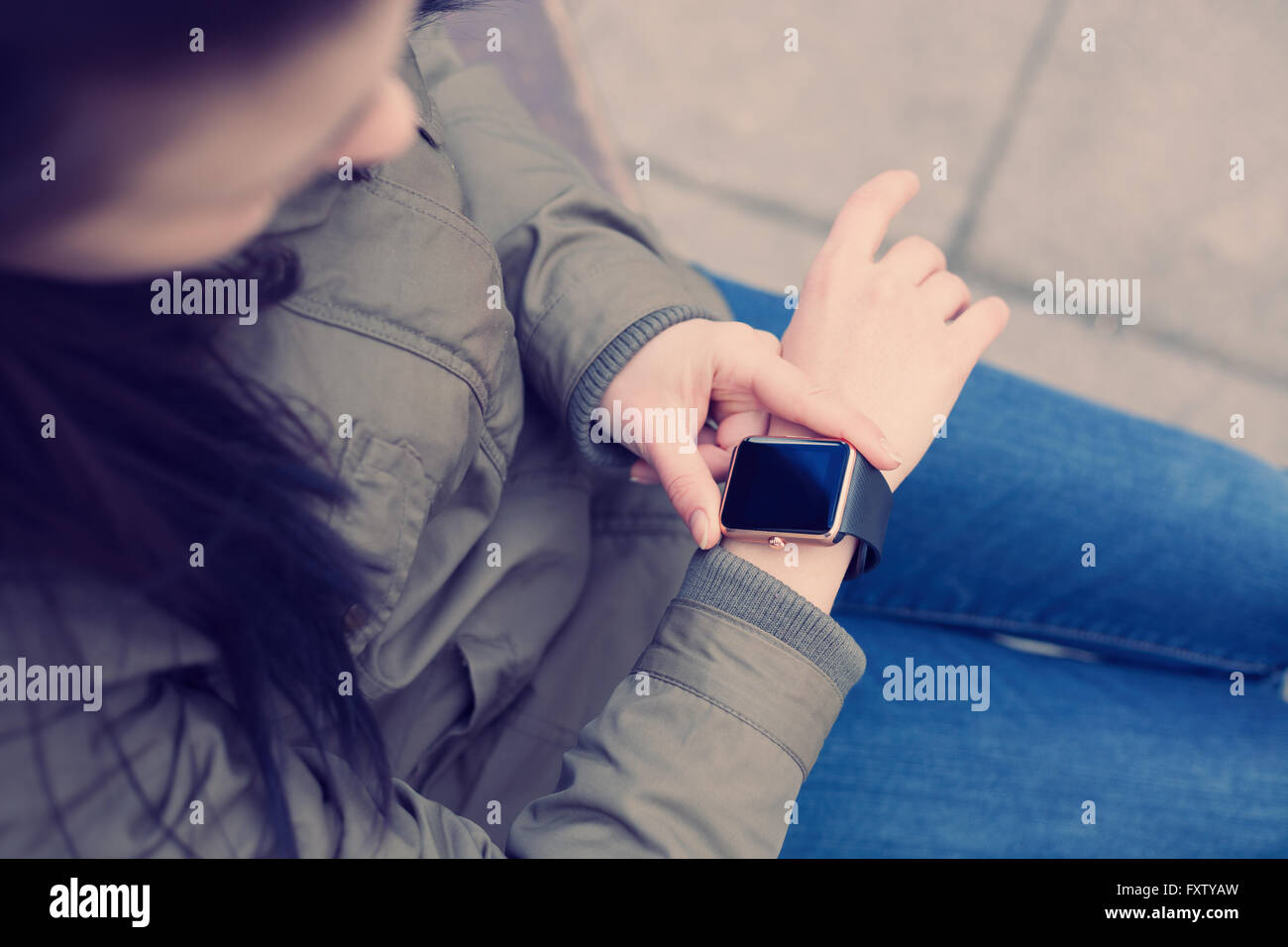 Weibchen mit ihrem smart-Uhr im Freien. Das neue Gadget können Sie immer mit Internet und social Media Netzwerke von überall bleiben Sie, was Sie wollen. Stockfoto