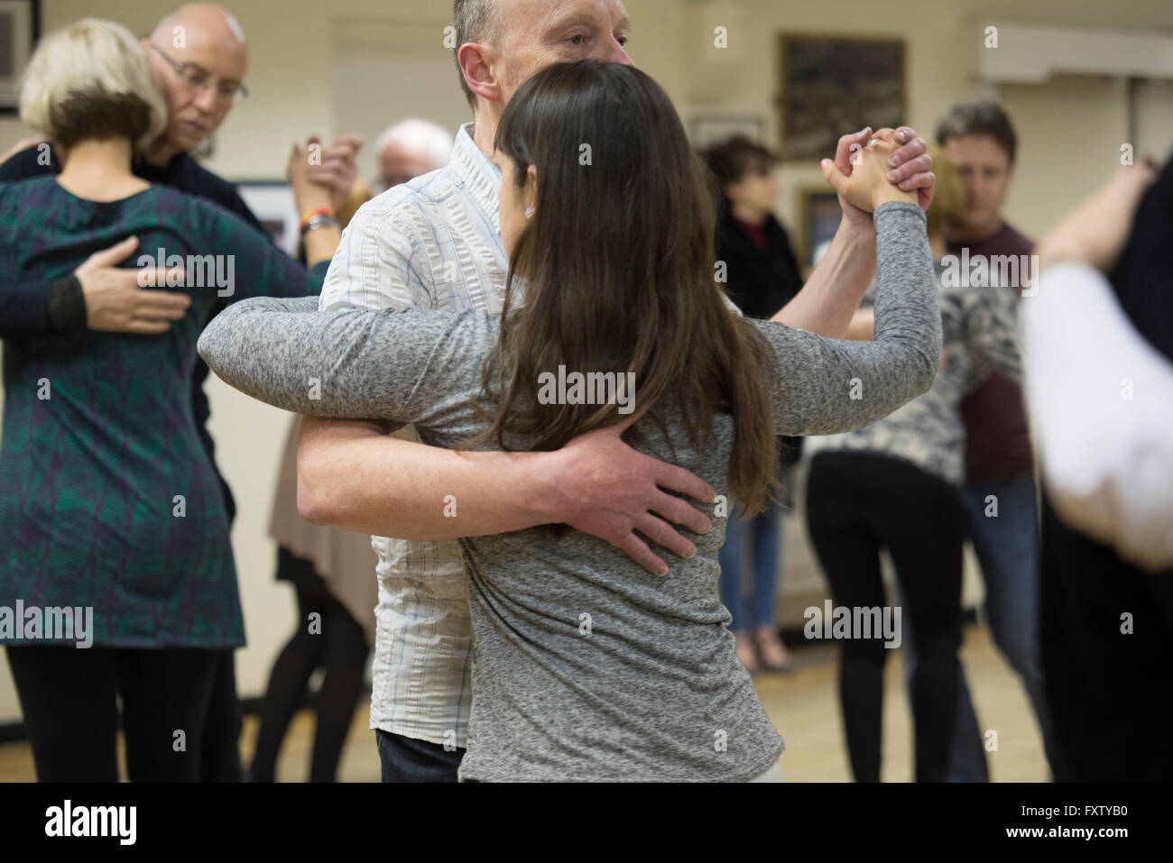 Applying Paare tanzen in einer Tango-Klasse Stockfoto
