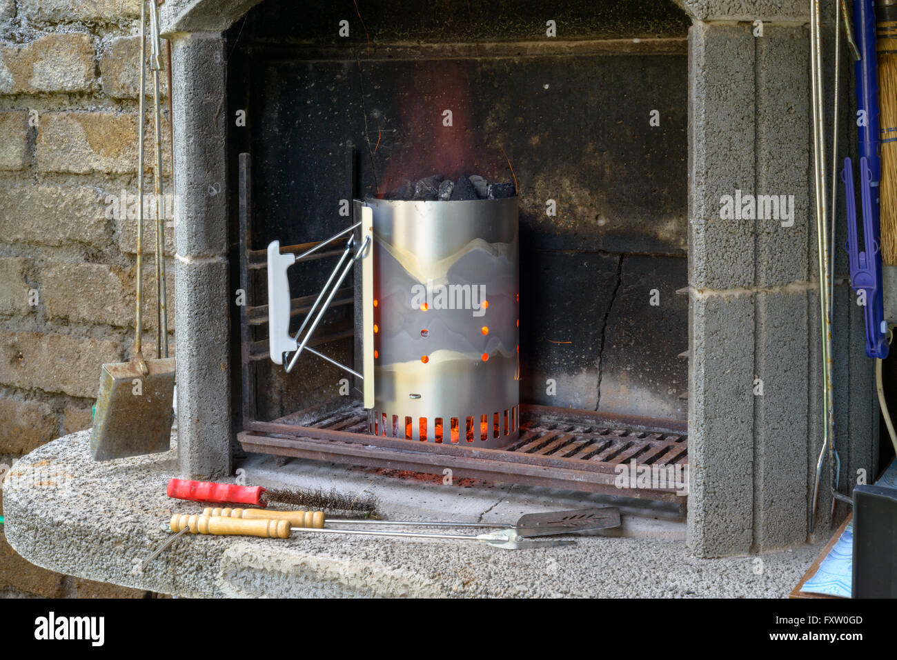 Ein Werkzeug für leichtes Feuer im Grill Stockfoto