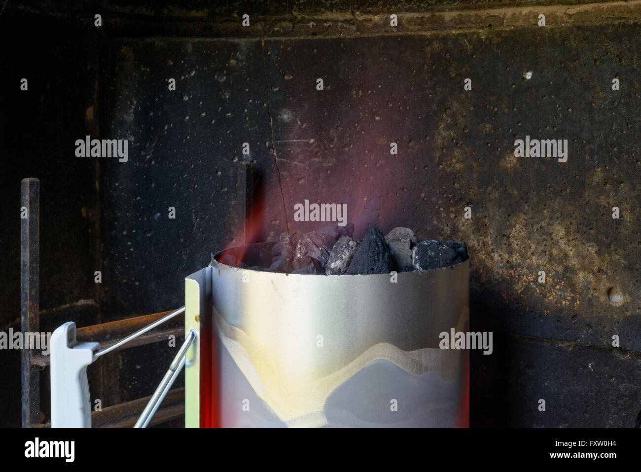 Ein Werkzeug für leichtes Feuer im Grill Stockfoto