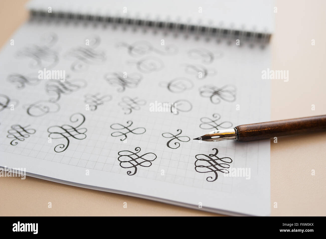 abstrakte kalligraphische Figuren hand Zeichnung Spitzen Stift Stockfoto