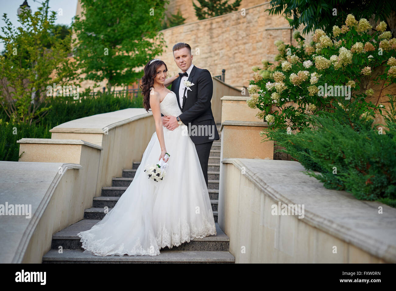 Braut und Bräutigam bei der Hochzeit Tag zu Fuß im Freien auf Frühlingspark Stockfoto