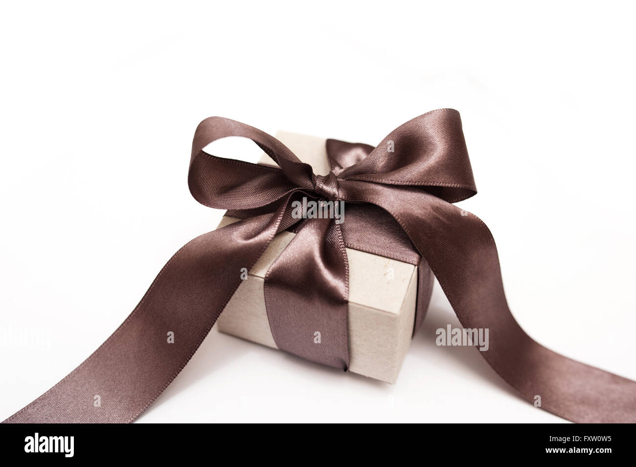 Geschenkbox mit braunen Bogen auf weißem Hintergrund Stockfoto