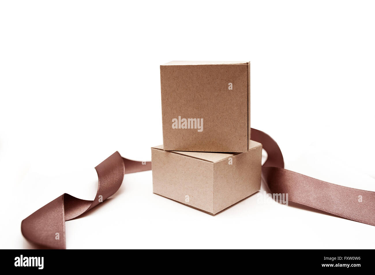 Geschenk-Boxen mit braunen Band auf weißem Hintergrund Stockfoto