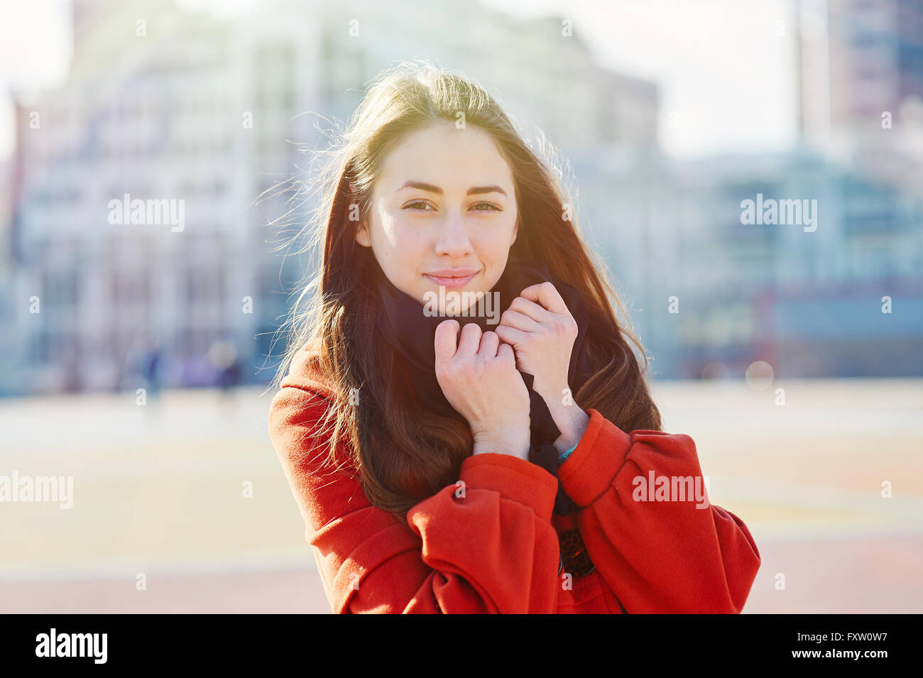 Im freien Mode Portrait schöne Brünette Frau posiert auf einer Stadtstraße Stockfoto