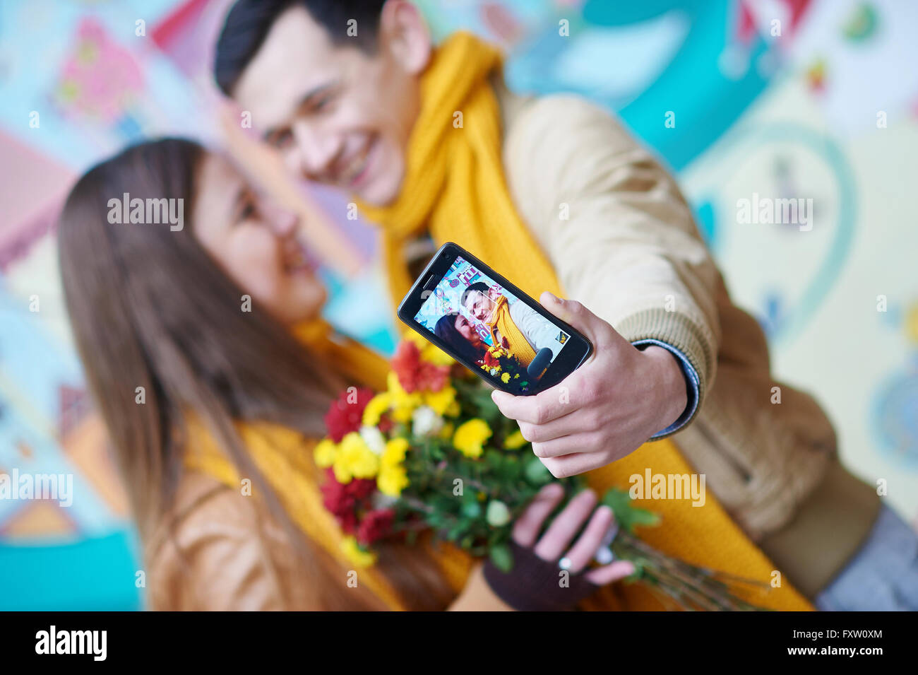 paar in Liebe tun Selfie auf Smartphone im freien Stockfoto