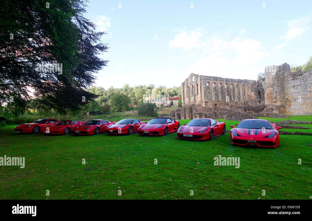 ROTER FERRARI CALIFORNIA 30 RIEVAULX Abtei NORTH YORKSHIRE ENGLAND 30. August 2014 Stockfoto