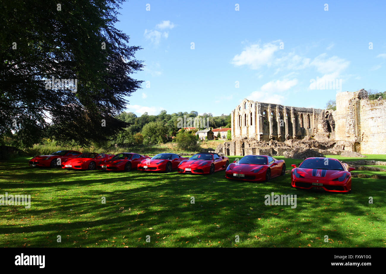 ROTER FERRARI CALIFORNIA 30 RIEVAULX Abtei NORTH YORKSHIRE ENGLAND 30. August 2014 Stockfoto