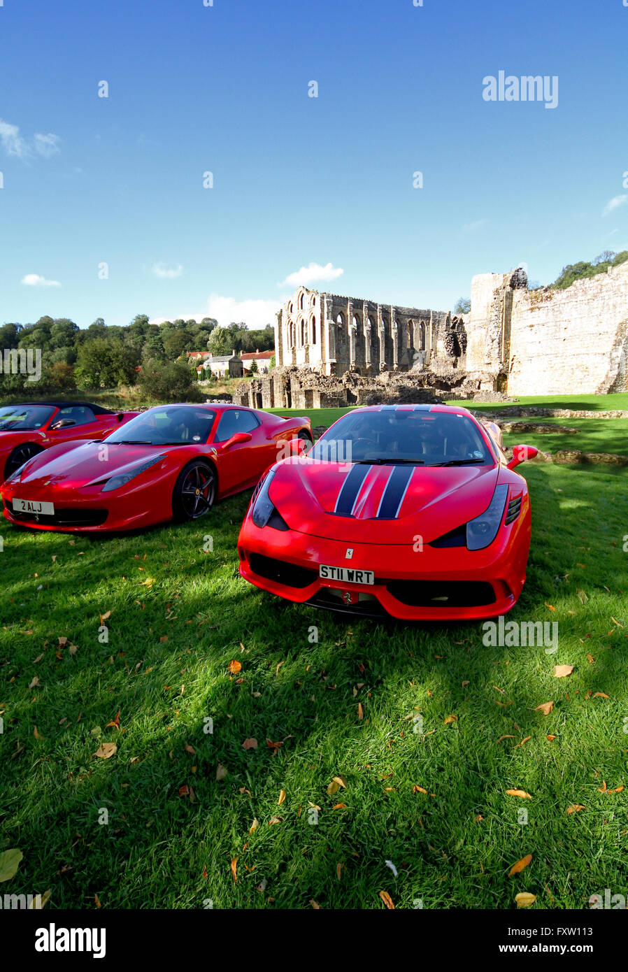 ROTER FERRARI 16M 458 SPIDER 458 SPECIALE Autos RIEVAULX Abtei NORTH YORKSHIRE ENGLAND 30. August 2014 Stockfoto