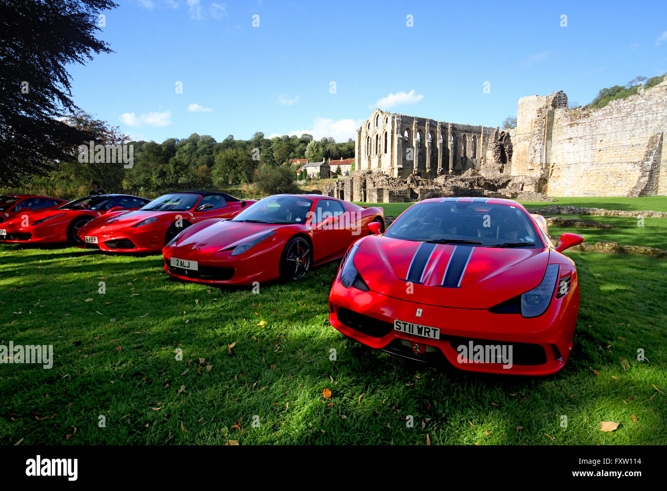 ROTER FERRARI 458 ITALIA 16M 458 SPIDER 458 SPECIALE Autos RIEVAULX Abtei NORTH YORKSHIRE ENGLAND 30. August 2014 Stockfoto