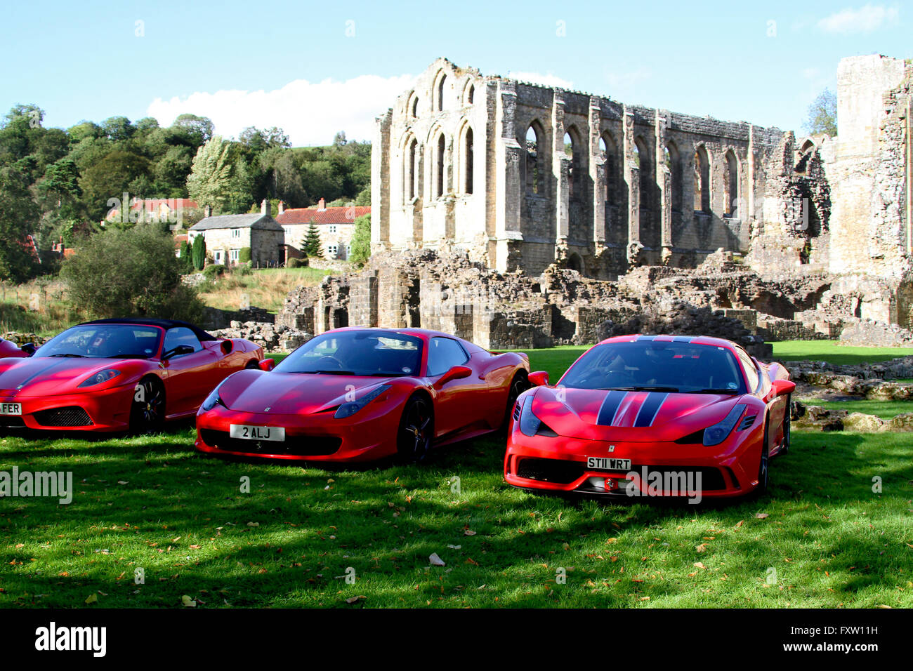 ROTER FERRARI 16M 458 SPIDER 458 SPECIALE Autos RIEVAULX Abtei NORTH YORKSHIRE ENGLAND 30. August 2014 Stockfoto