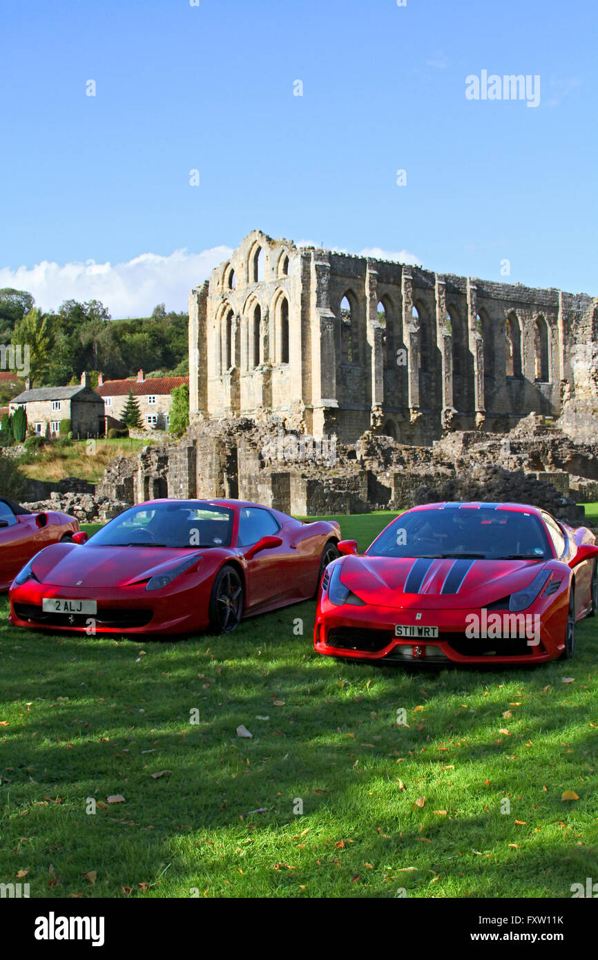 ROTER FERRARI 458 SPIDER 458 SPECIALE Autos RIEVAULX Abtei NORTH YORKSHIRE ENGLAND 30. August 2014 Stockfoto