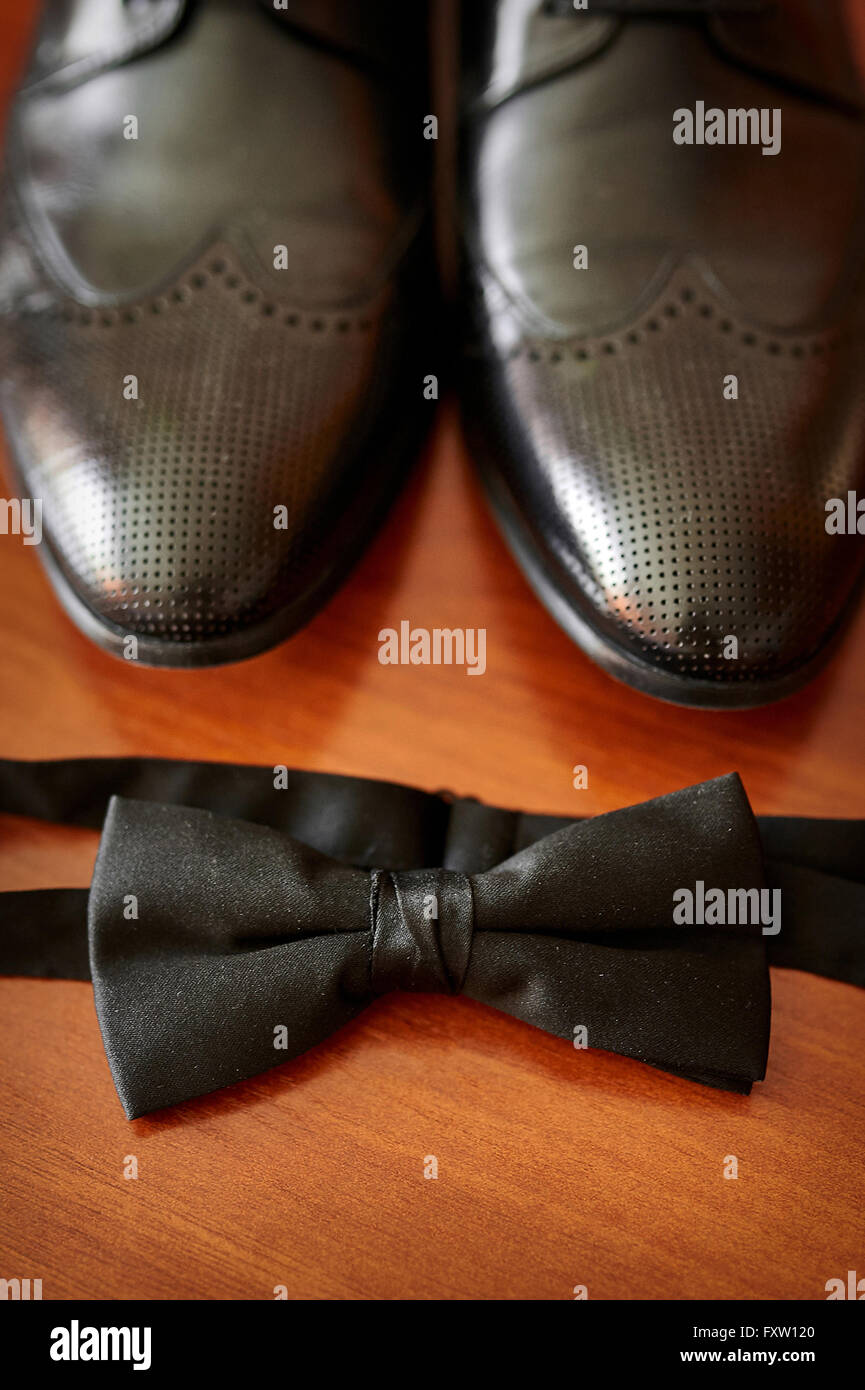 schwarze Schuhe und Schmetterling des Bräutigams in Hochzeitstag Stockfoto
