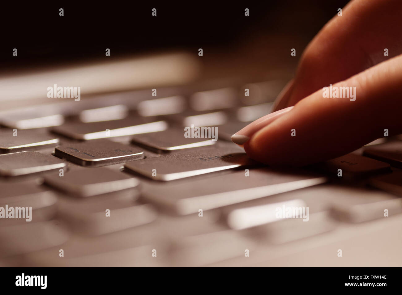Weibliche Hände oder Frau Büroangestellten Tippen auf der Tastatur Stockfoto