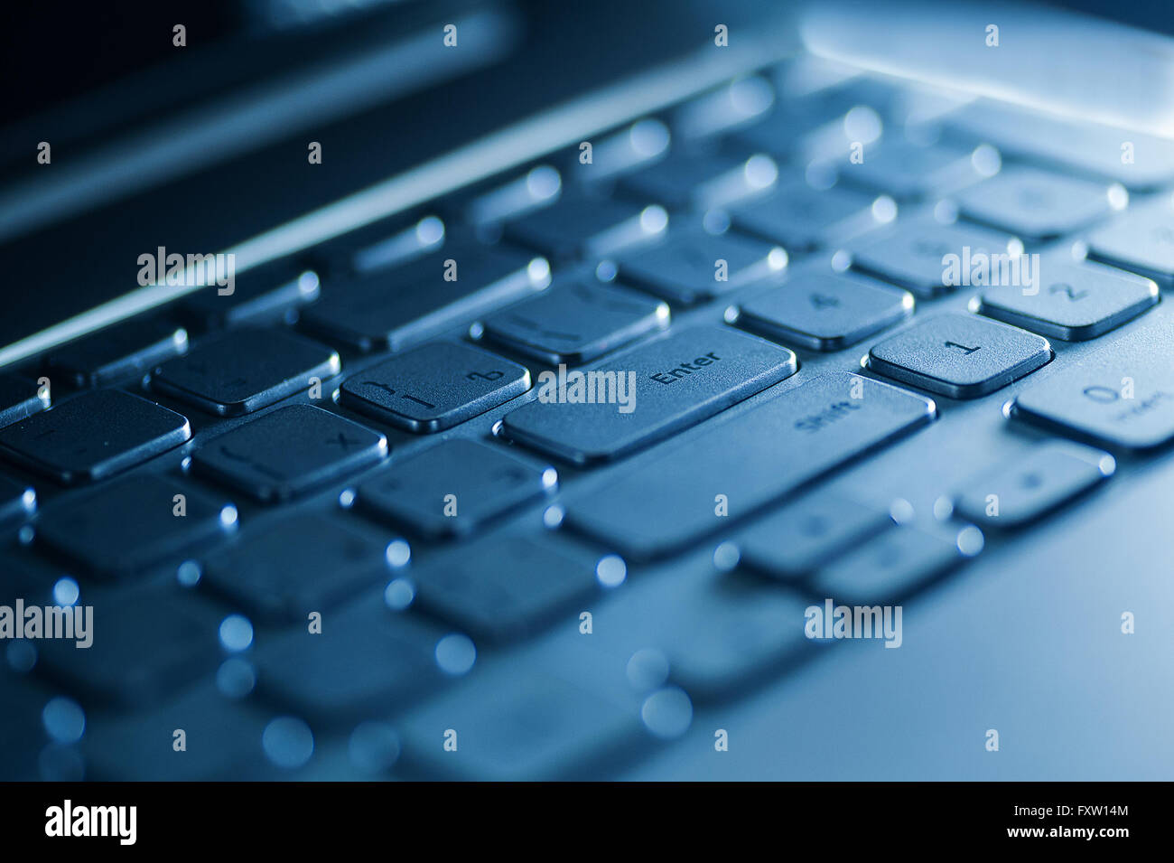 Tastatur auf einem Laptop in blauer Farbe Stockfoto