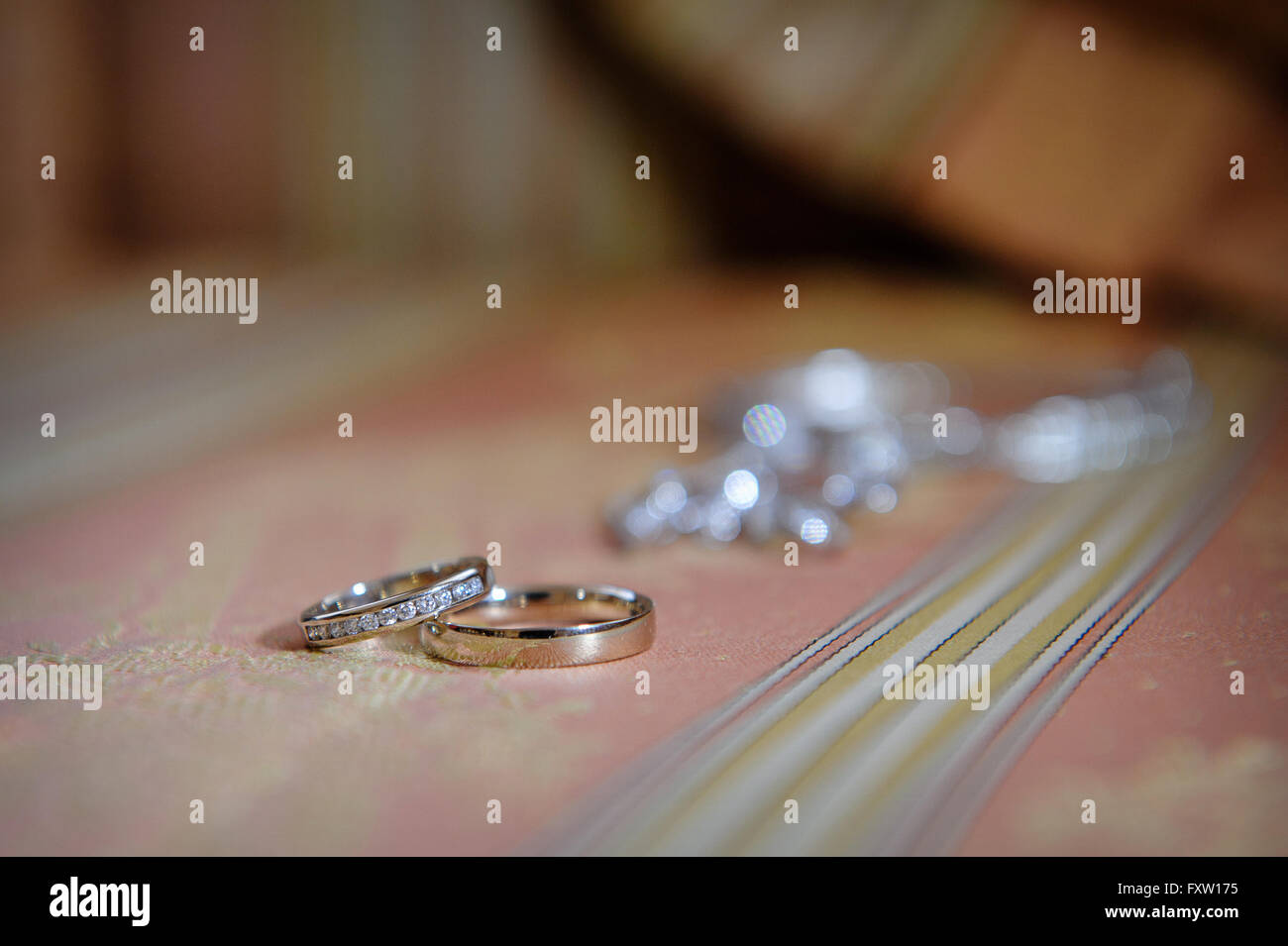 zwei goldene Ringe auf Teppich in Hochzeitstag Stockfoto