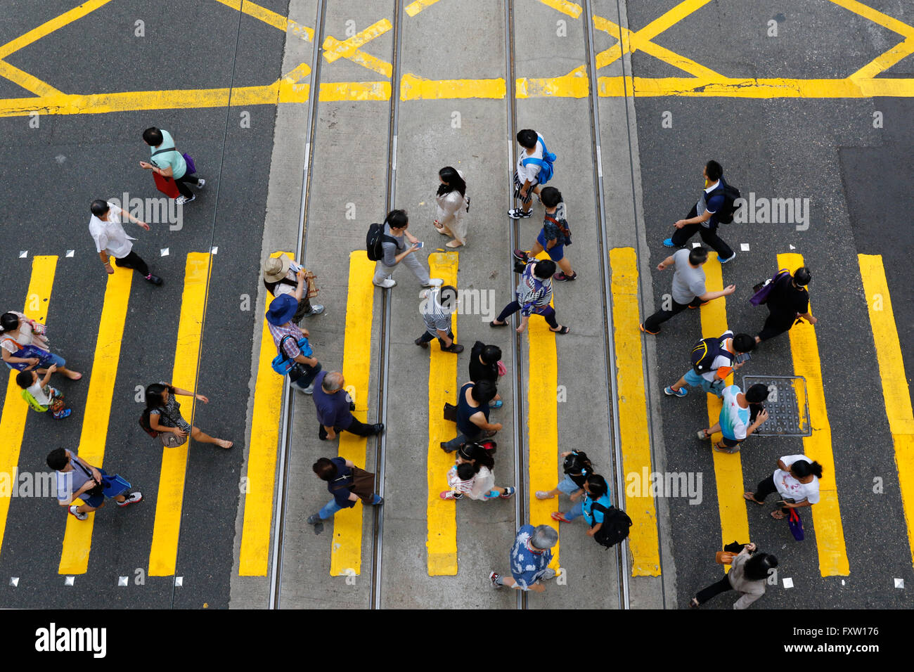 GELBE FUßGÄNGERÜBERWEG Kreuzung CENTRAL HONG KONG ASIA 2. Mai 2015 Stockfoto