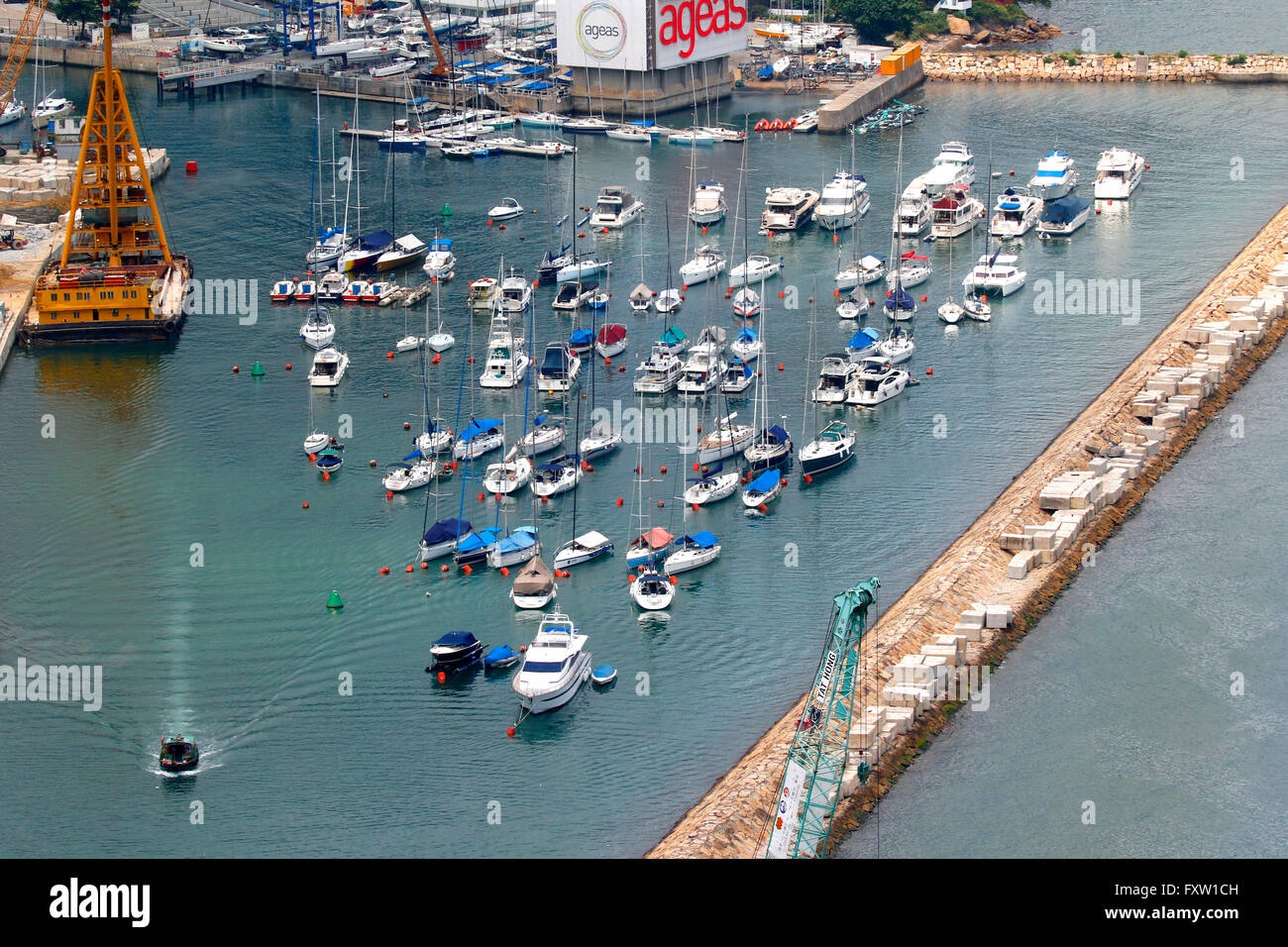 Boote & Yachten IN CAUSEWAY BAY TYPHOON SHELTER HONG KONG CHINA 3. Mai 2015 Stockfoto