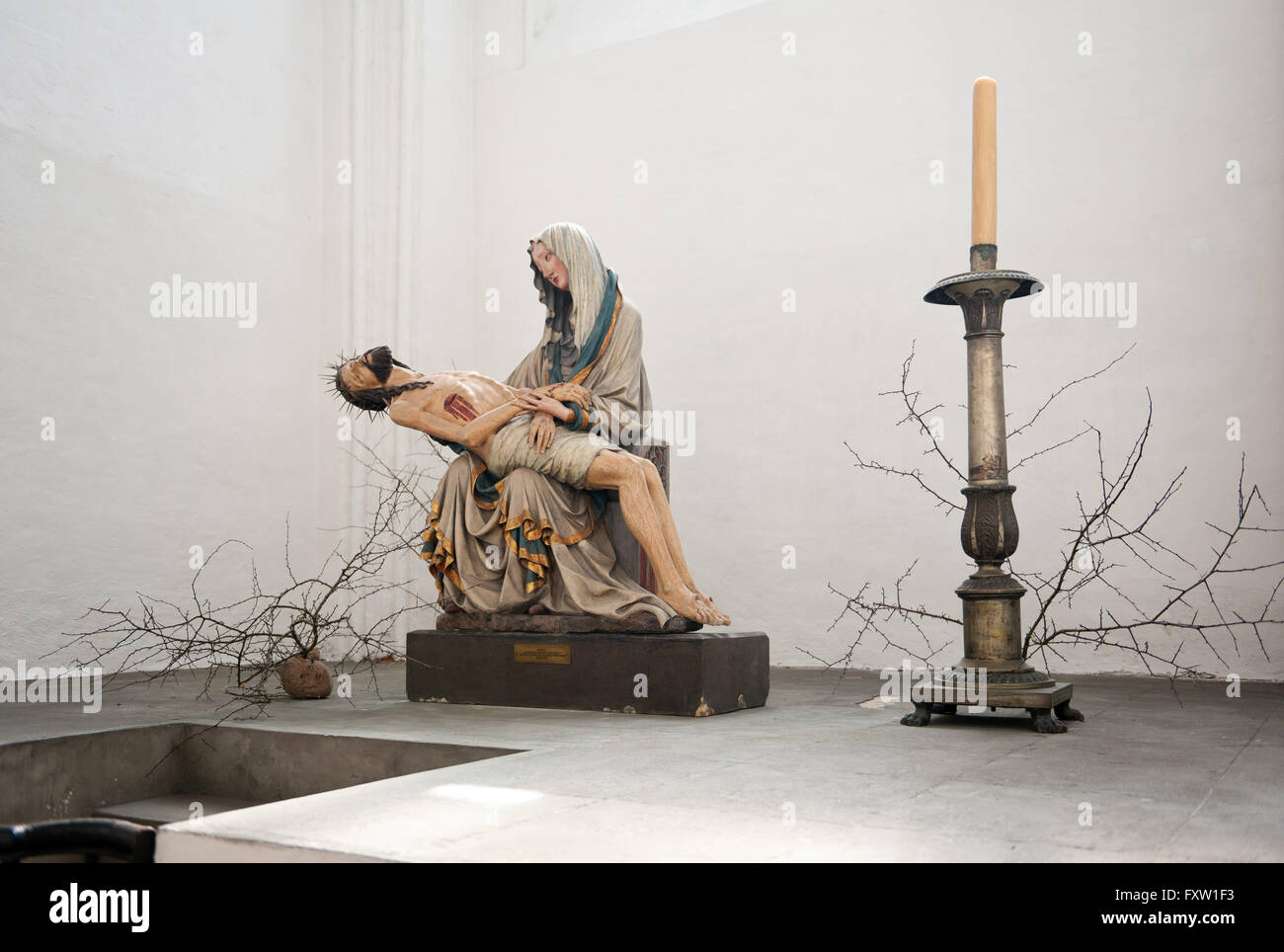 Pieta in Kosciol Mariacki in Danzig, Polen, Europa, gotische Skulptur des Heiligen Mutter hält Jesus toten Körper abgebaut. Stockfoto