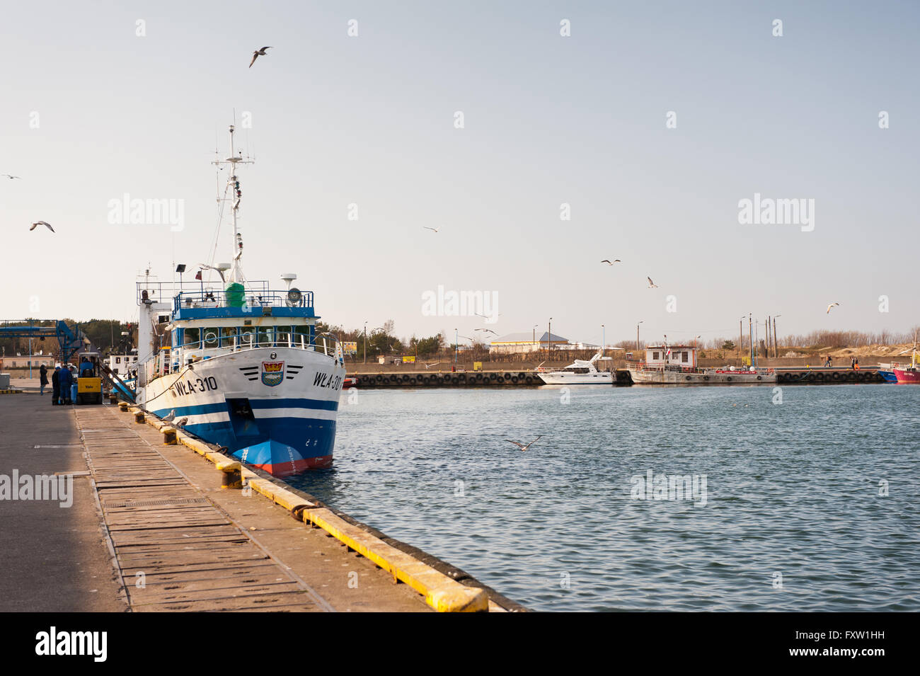 Schiff im Szkuner Hafen in Wladyslawowo, Polen, Europa. Schiff vor Anker im Schoner Fischerhafen während des Entladens, Fischindustrie Stockfoto