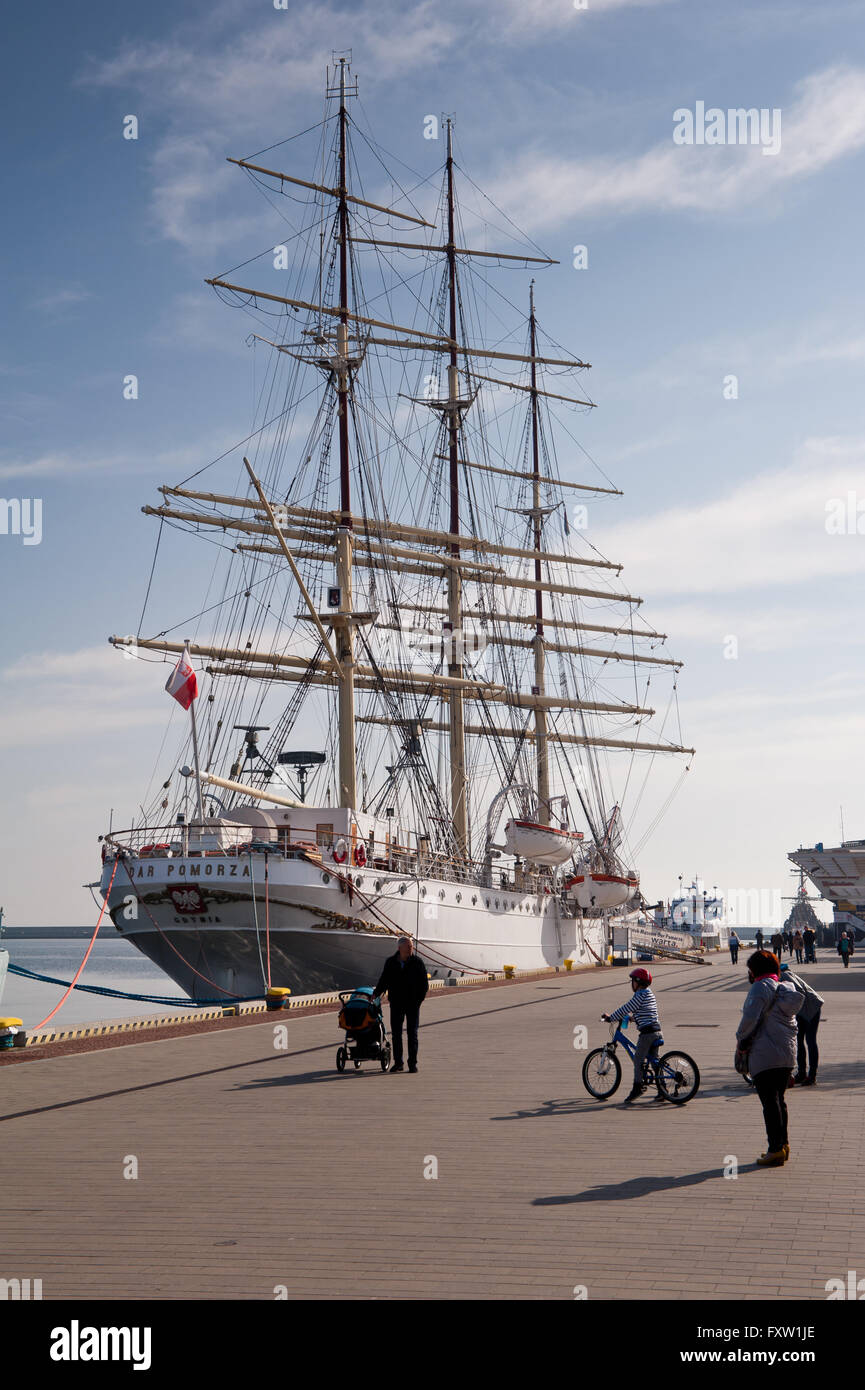 Segelschiff Dar Pomorza vertäut im Hafen von Gdynia, Polen, Europa, Ostsee, legendären The White Fregatte polnischen Handwerk Stockfoto