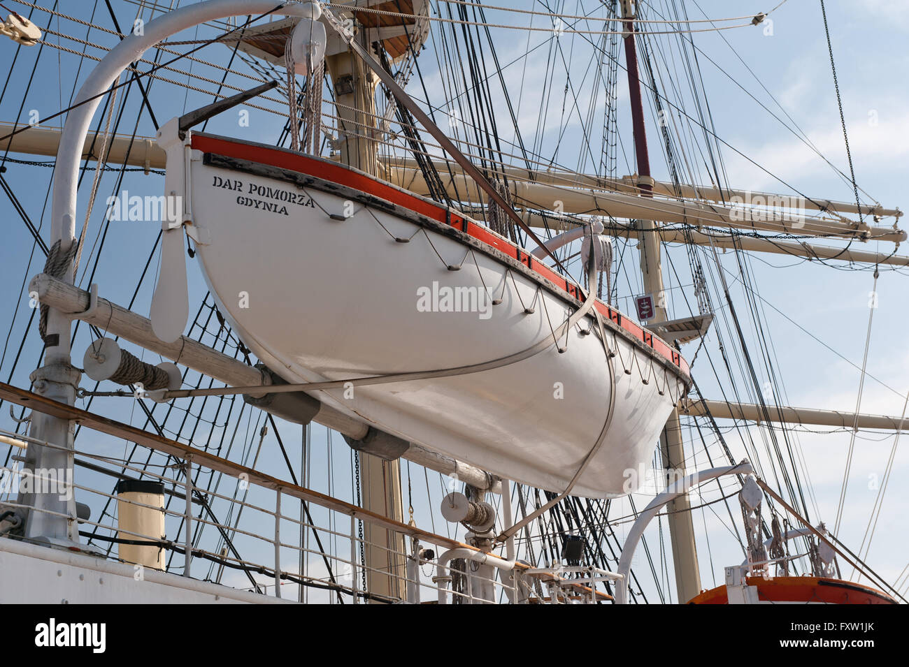 Dar Pomorza Schiff Rettungsboot in Gdynia, Polen, Europa, Ostsee, legendären The White Fregatte polnischen Segeln vor Anker Stockfoto