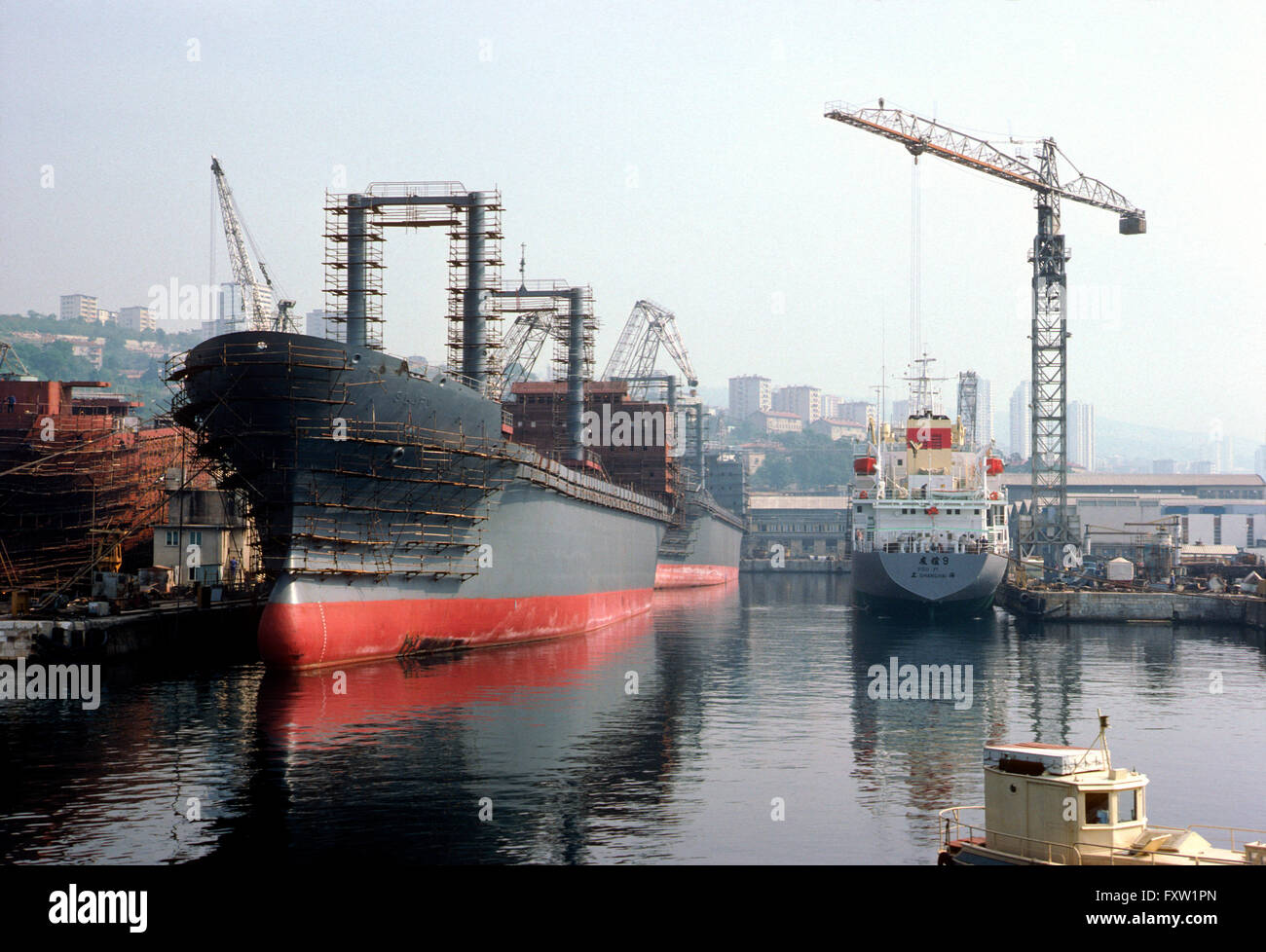 Großes Schiff repariert; Werft im Hafen der Stadt Rijeka; Kroatien Stockfoto