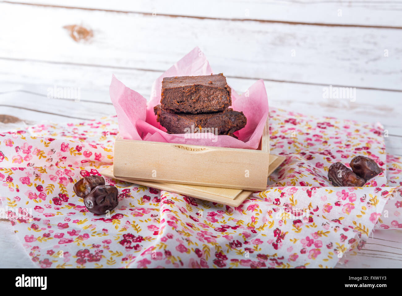 Gesunde glutenfreie Paleo Stil Brownies gemacht mit Süßkartoffel, Termine und Mandel-Mehl in einer Holzkiste Stockfoto