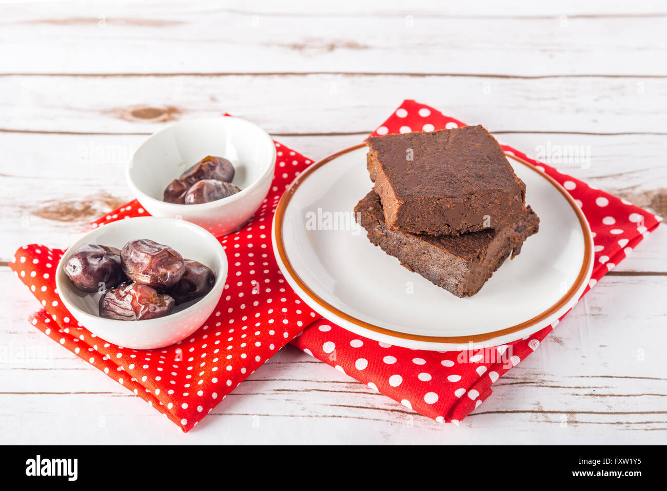 Gesunde glutenfreie Paleo-Stil-Brownies mit Süßkartoffel, Datteln und Mandeln Mehl auf einem weißen Teller gemacht Stockfoto